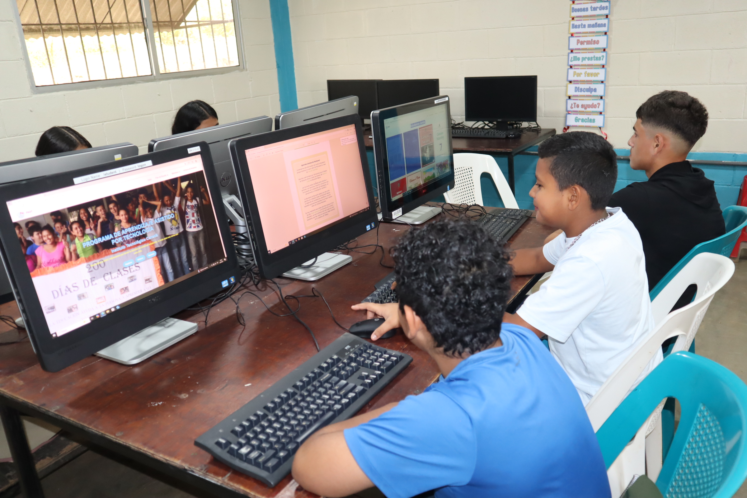 Estudiantes usando tecnolog&iacute;a